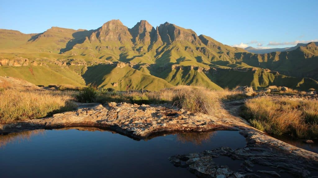 Experimente el paisaje escarpado de Lesotho en una excursión a caballo de varios días