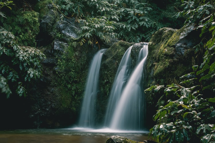 Natürliche Quellen und Wasserfälle auf den Azoren