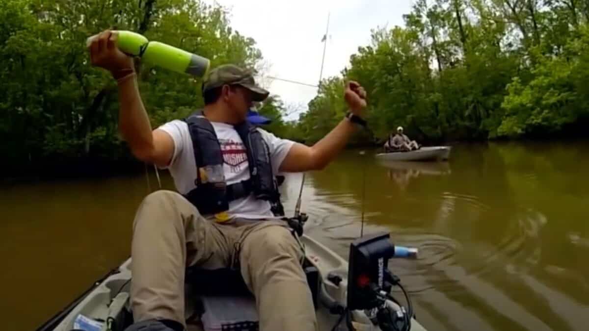 dad and daughter catches alligator when fishing