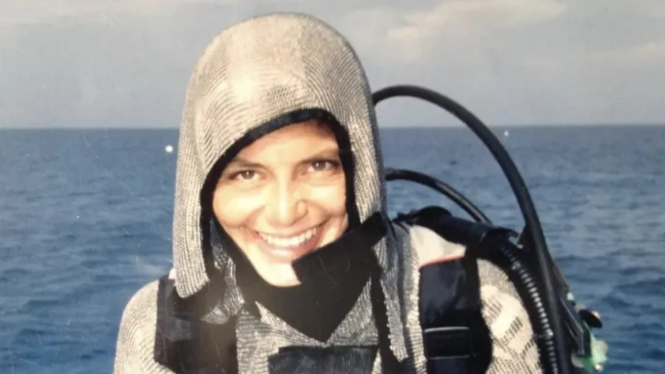 Inspiring Woman Diver Saves Wild Sharks After Removing Over 300 Hooks from Their Mouths