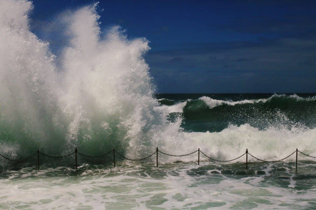 ocean waves crashing on shore 
