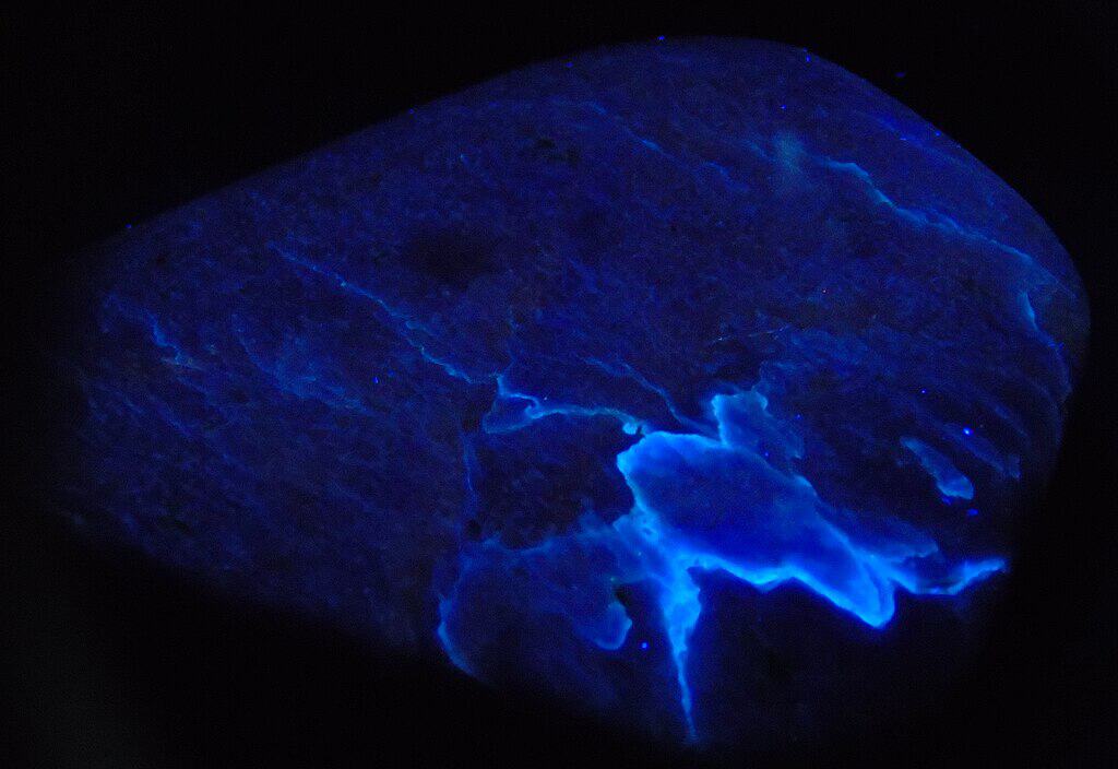 Luminescence of charoite in ultraviolet light