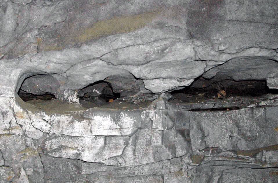 Solution pockets (Rotunda, Mammoth Cave, Kentucky, USA)