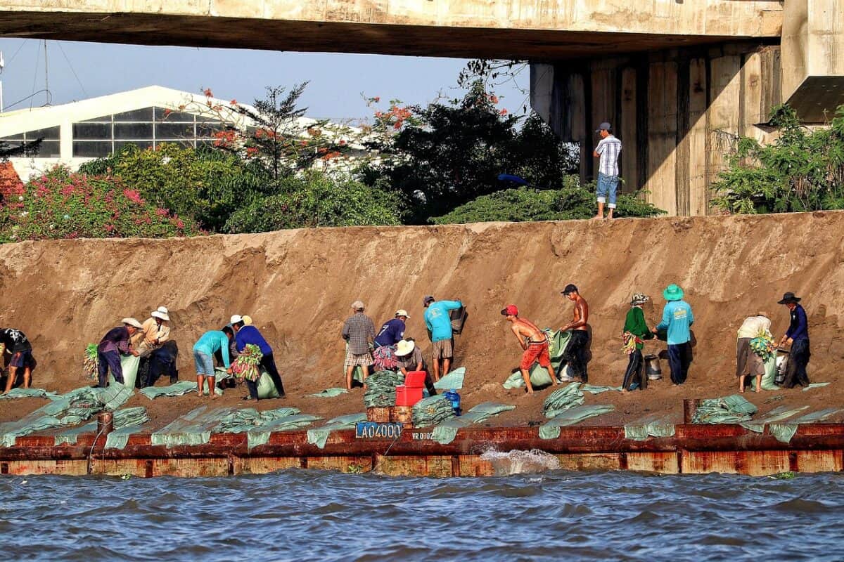 vietnam, mekong, workers, dam, sand, sandbags, dam construction, flow, mekong, sandbags, sandbags, sandbags, sandbags, sandbags, dam construction