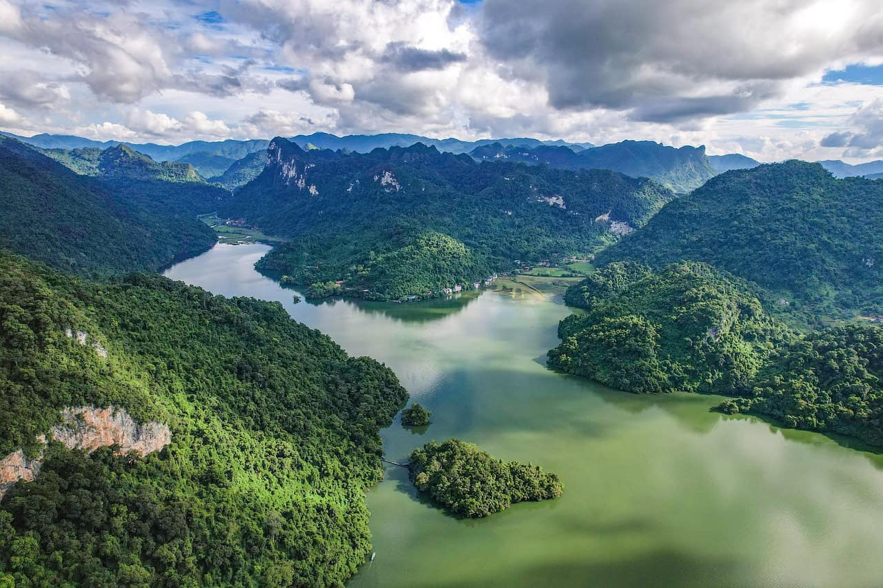 Ancient Waters, Ancient Giants (image credits: pixabay)
