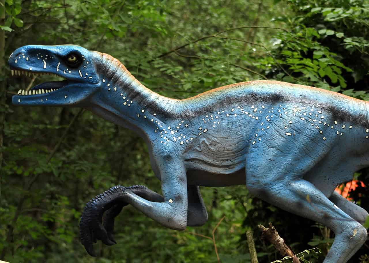 Therizinosaurus: The Gentle Giant with Massive Claws (image credits: pixabay)