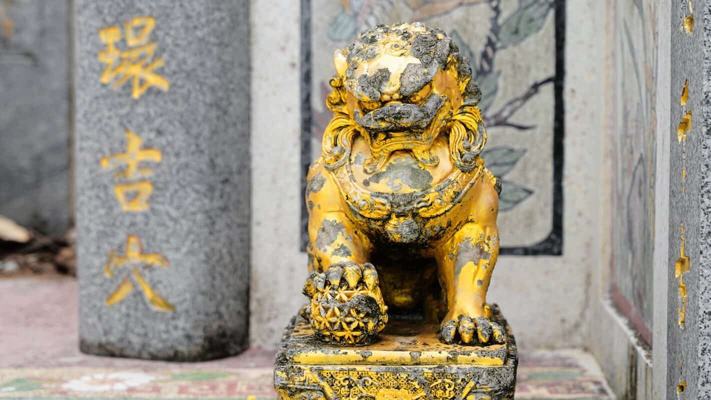 a statue of a lion