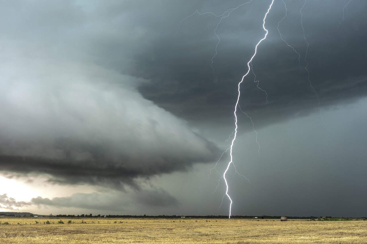 The Technology That Caught a Lightning Monster (image credits: pixabay)