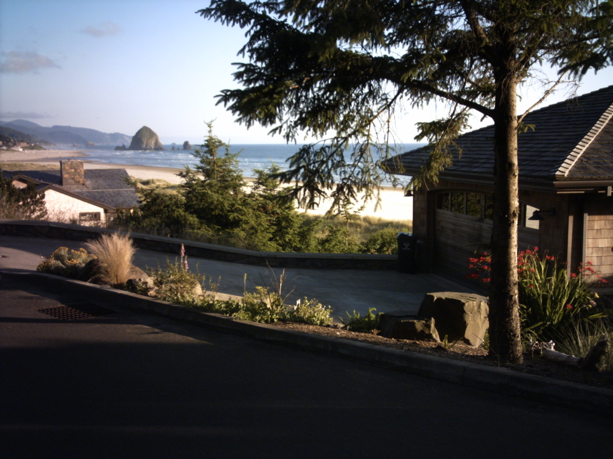 Cannon Beach, Oregon - Monolithic Beauty and Coastal Drama (Image Credits: Wikimedia)