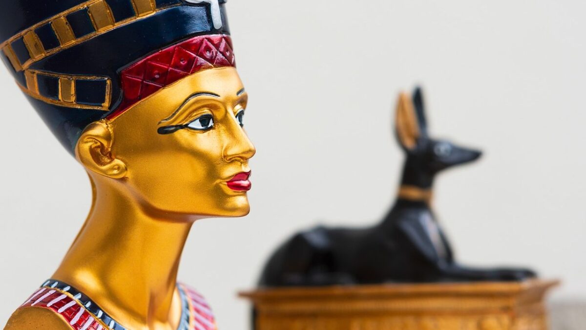 7 Remarkable Facts About Nefertiti's Lost Tomb