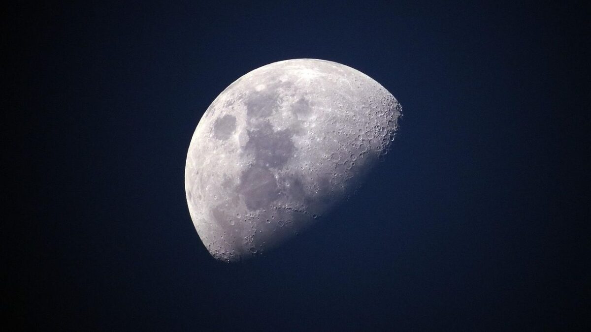 Project Diana: Bouncing Radio Waves Off The Moon