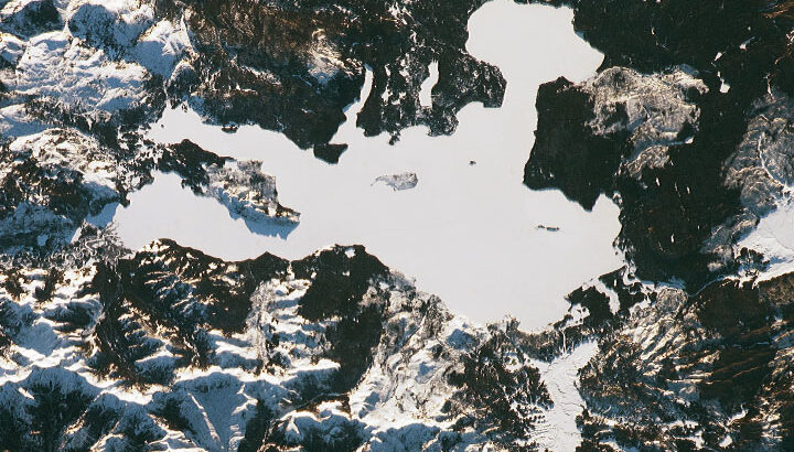 Yellowstone’s Frozen Canvas: Deep Snow Turns Lake into a Massive White Expanse