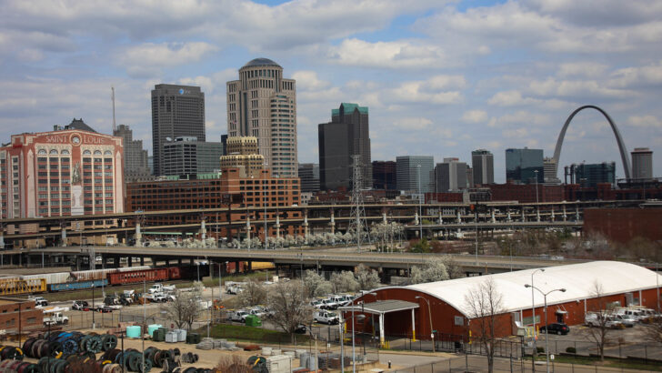 Sunny Saturday Brings Relief from Recent Chill in St. Louis, Warmer Sunday Looms
