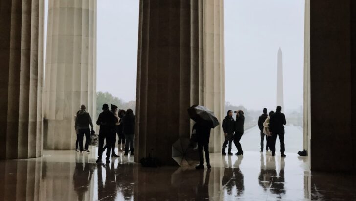 DC Area Prepares for Warm Workweek With Light Showers and Wind